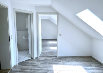 +++Über den Dächern von Hainichen – Traumhafte Dachgeschosswohnung im Grünen+++, 09661 Hainichen, Wohnung
