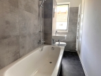 Neu saniert // Modernes Bad & Fantastischer Ausblick - Badezimmer