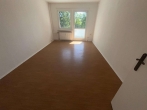 Gemütliches Nest mit Balkon - Wohnzimmer mit Zugang zum Balk