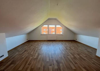Wohnen über den Dächern – helle Dachgeschoss-Wohnung mit Einbauküche, 38820 Halberstadt, Wohnung