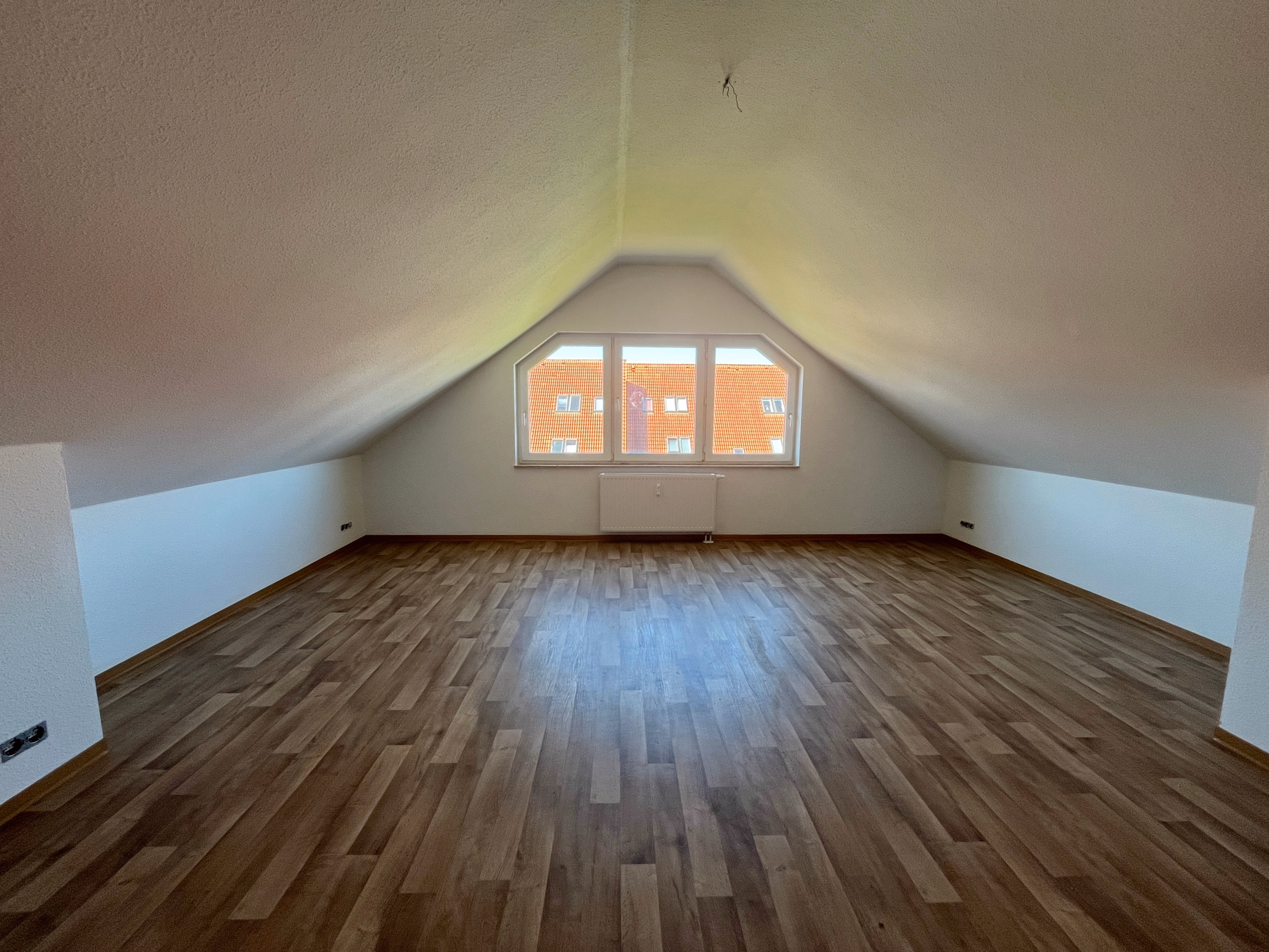 Wohnen über den Dächern – helle Dachgeschoss-Wohnung mit Einbauküche 6