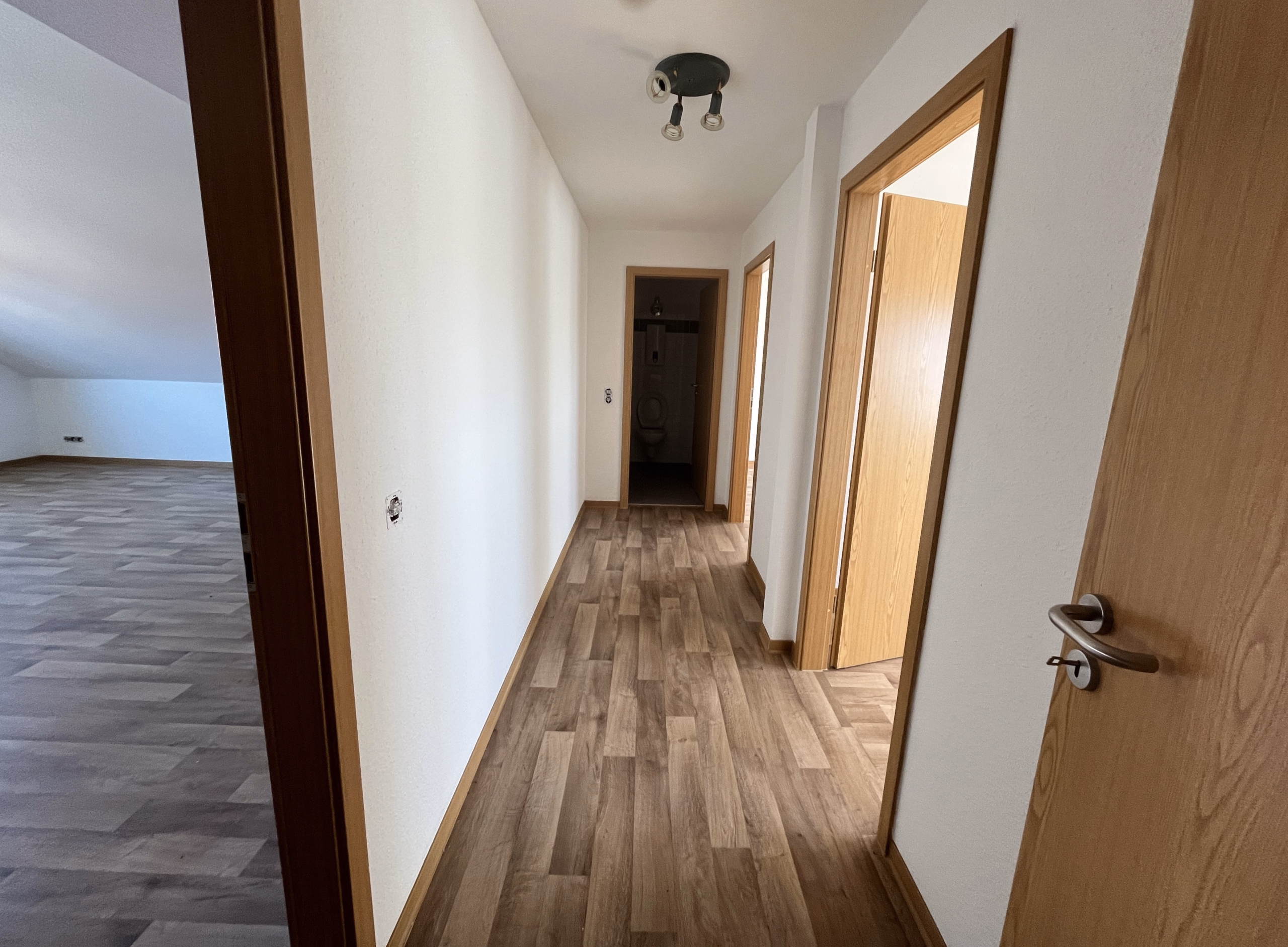 Wohnen über den Dächern – helle Dachgeschoss-Wohnung mit Einbauküche 6