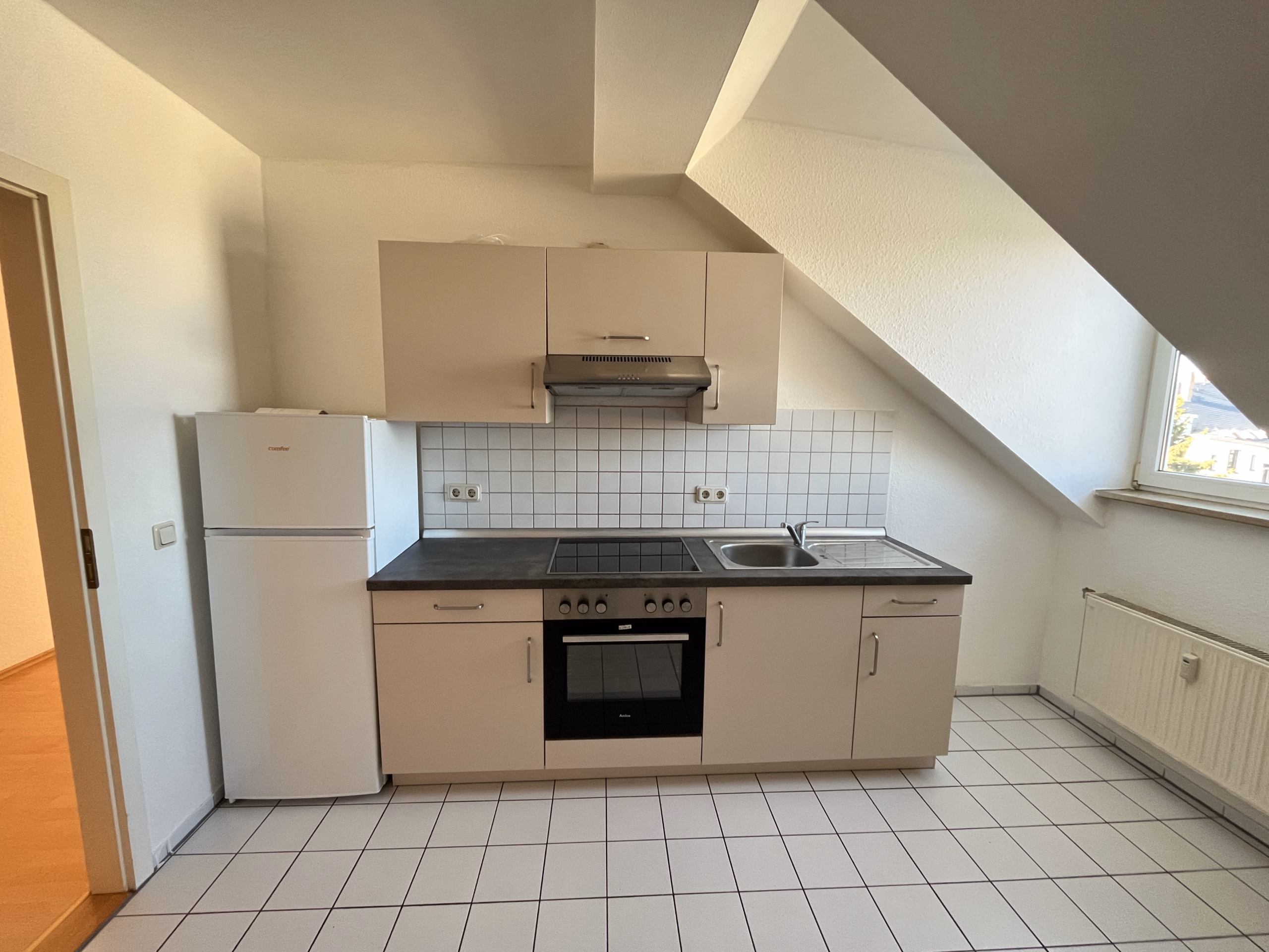Helle Dachgeschosswohnung mit Einbauküche - 2 Monate Kaltmietfrei 2