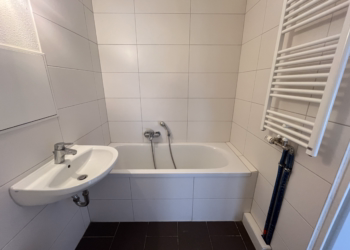 Raum für Komfort: Großzügige Wohnung mit zwei Balkonen und zwei Bädern, 08141 Reinsdorf, Wohnung