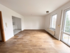 Komfort ohne Barriere – moderne, rollstuhlgerechte Wohnung in Chemnitz - Wohnzimmer mit Küchennische