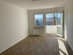 Praktische Singlewohnung mit Einbauküche und Balkon - Wohn- und Schlafzimmer